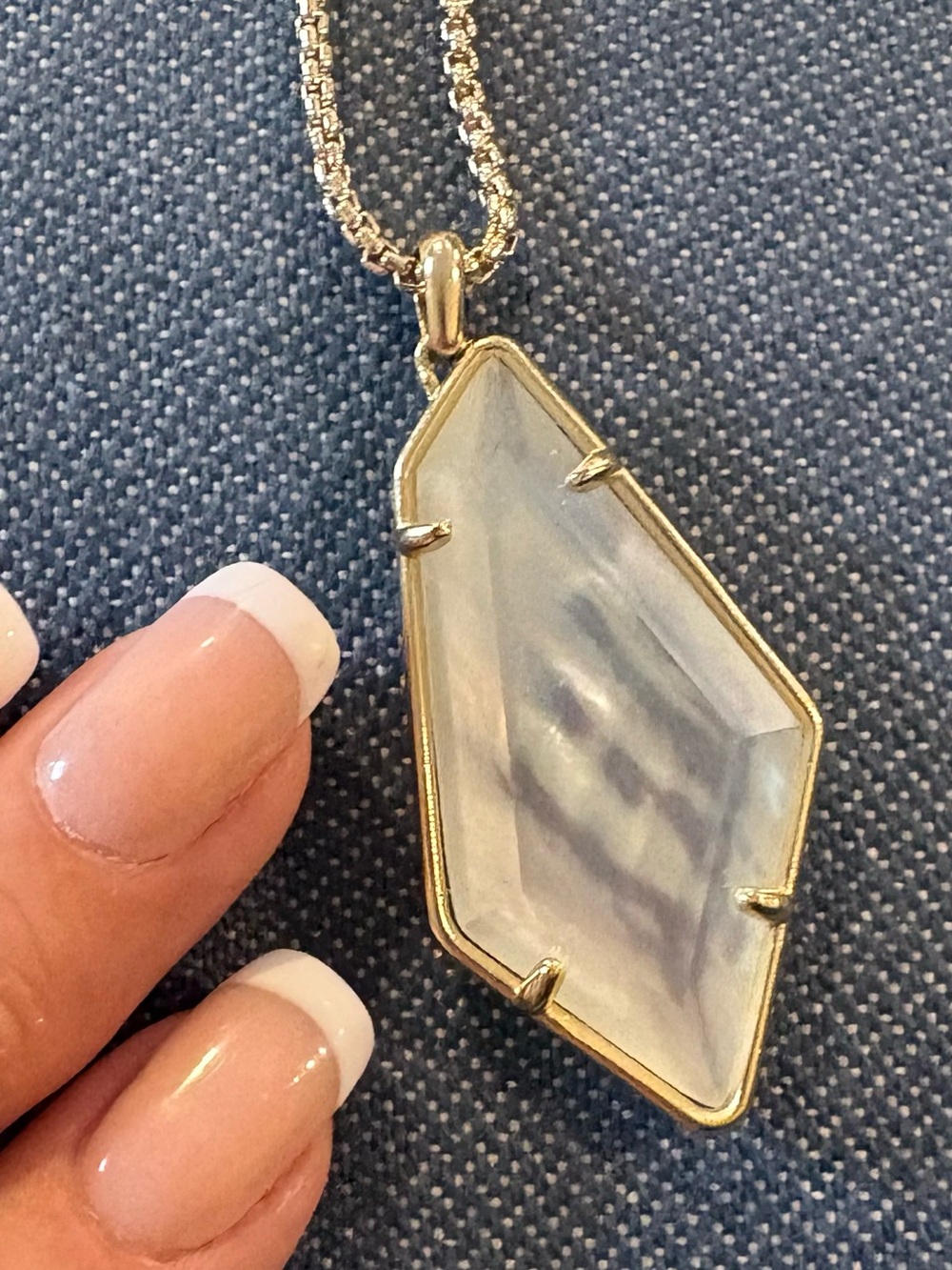 Elegant Kendra Scott Mother of Pearl Stone Pendant Necklace - Gold Frame